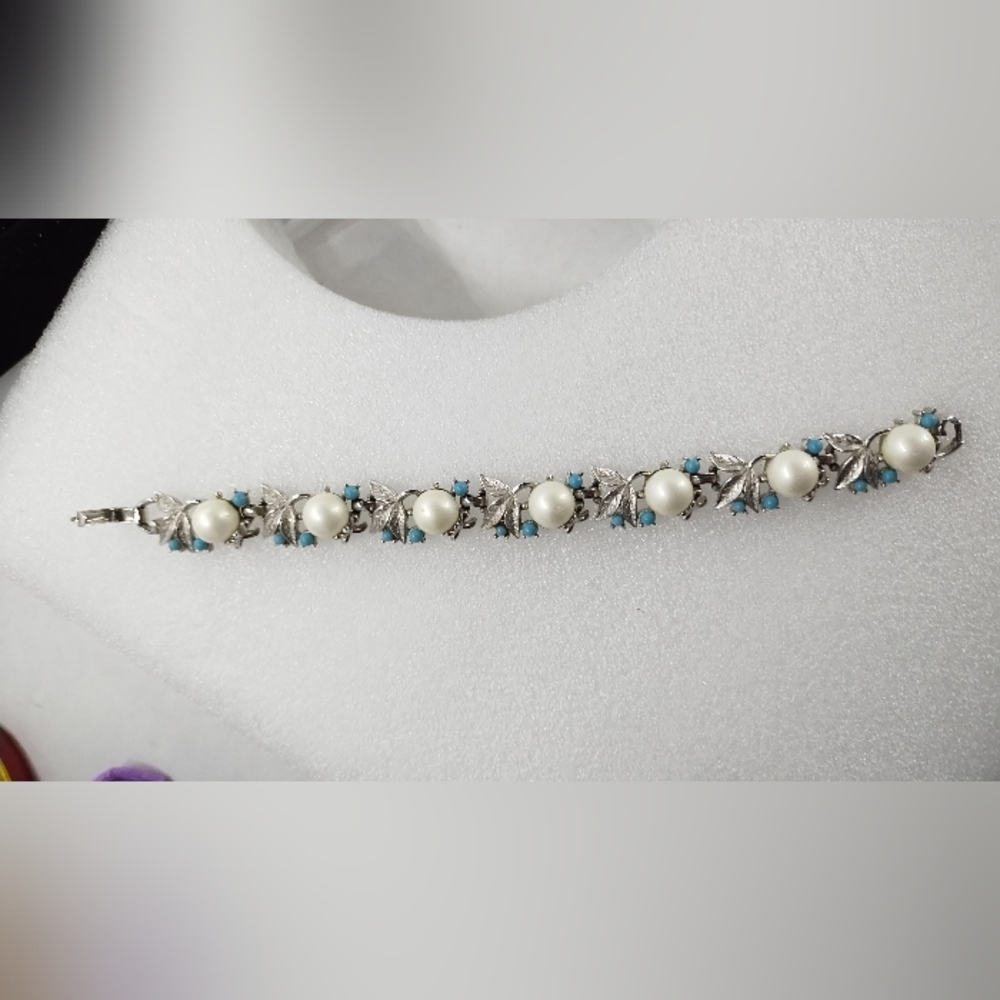 Alaskan Summer Bracelet Silver Tone Leaves Faux Pearls Vintage Sarah Coventry